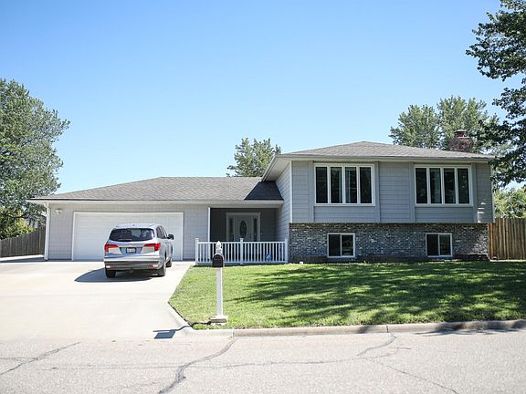 2nd image of 3001 Arbor Dr