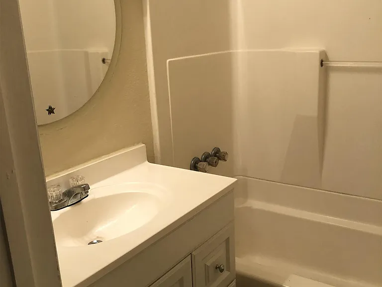 2401 Everett St — Photo 8