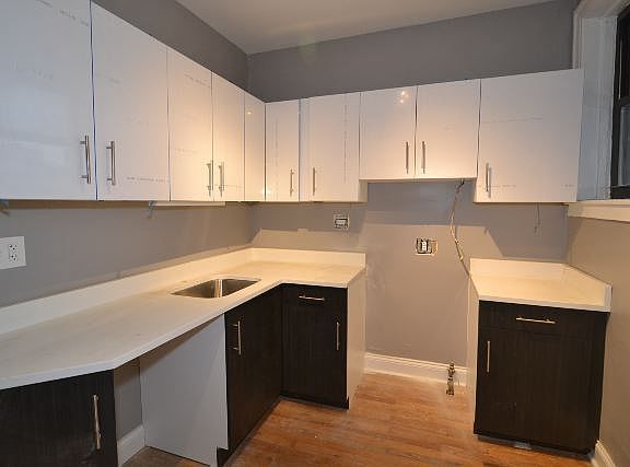 3rd image of 629 W Cornelia Ave APT 3N
