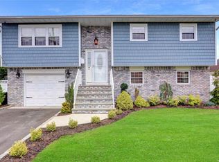 60 Hollywood Ave, Massapequa, NY 11758