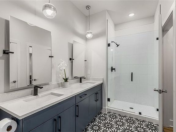 4th image of 112 Rogers St NE #303