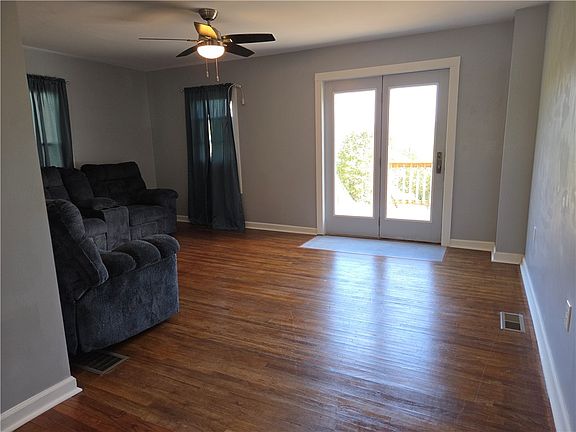 5th image of 389 Sunset Dr