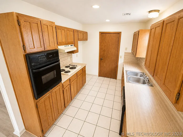 13801 E 33rd Pl — Photo 5