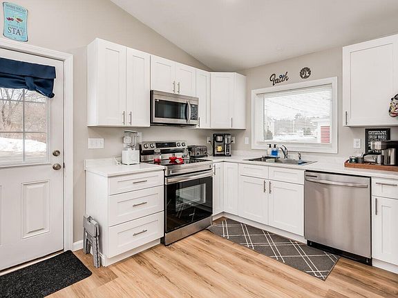 4th image of 598 Main Street