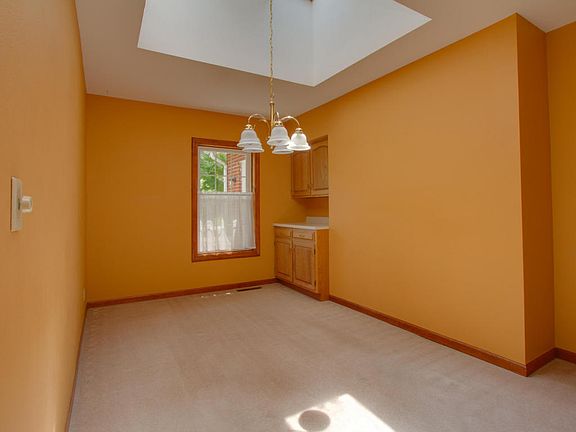 4th image of 304 E Arlington St