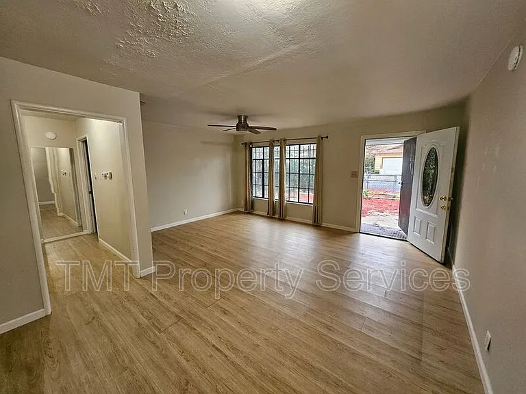 137 W 3rd St — Photo 16