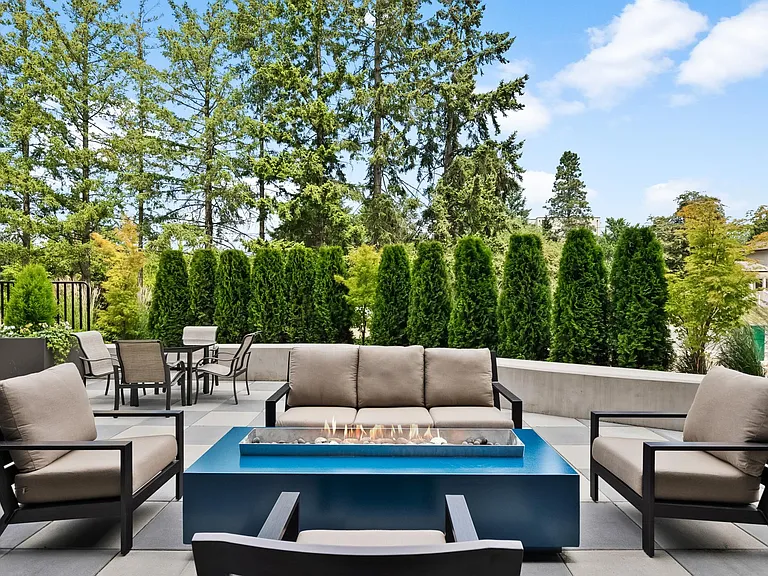Gather around the fire and enjoy the comfort of our serene outdoor deck, an ideal setting for relaxing evenings and quiet moments after a long day.