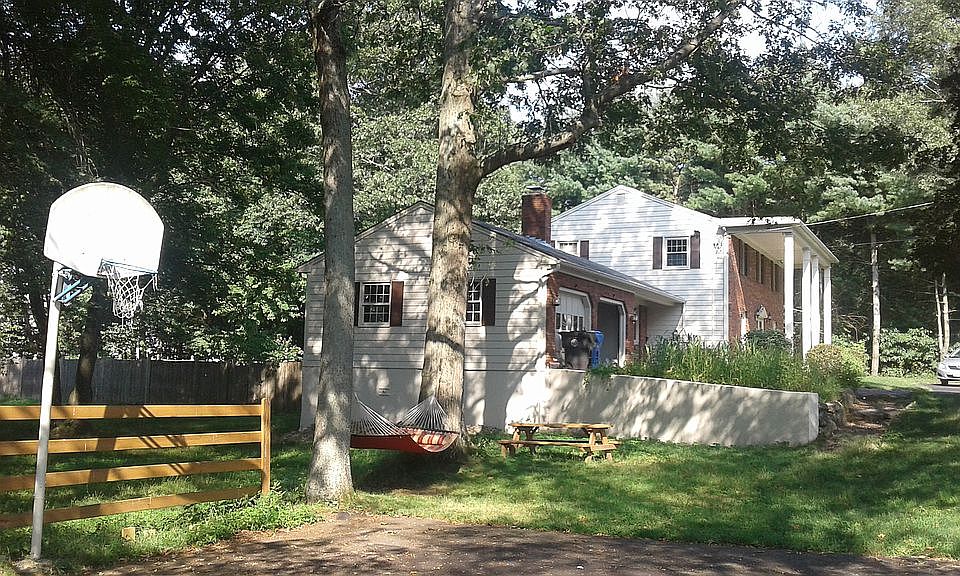 1st image of 300 E Greenwich Ave