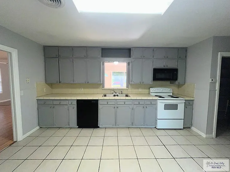 902 E Parkwood Dr — Photo 2