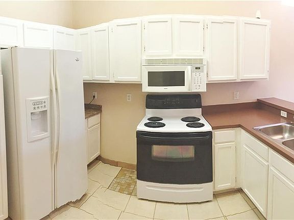 3rd image of 1656 Chatham Cir