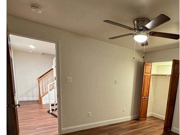 Bed room has ceiling fan