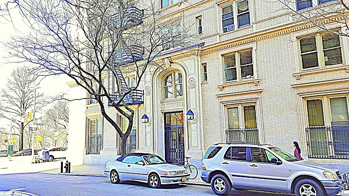 Sold by Manhattan Spaces | media 12