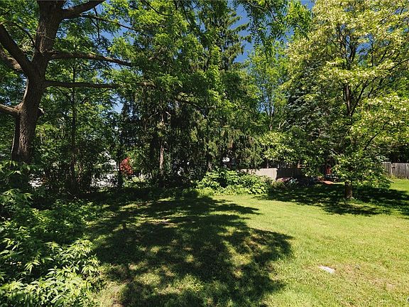 4th image of 637 Thompson St