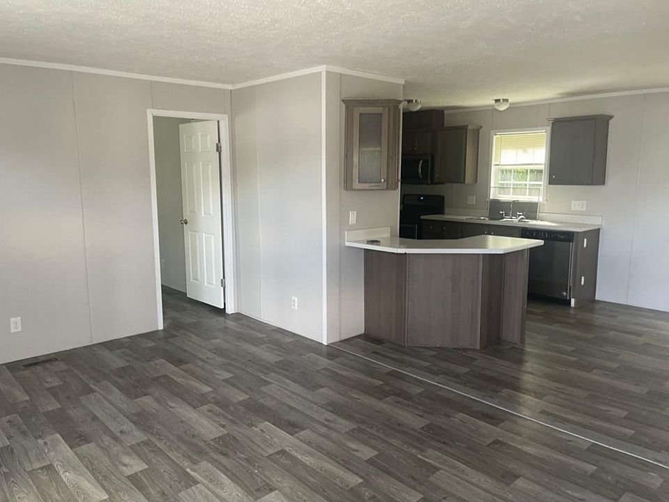 1st image of 197 Lakeshore Cir