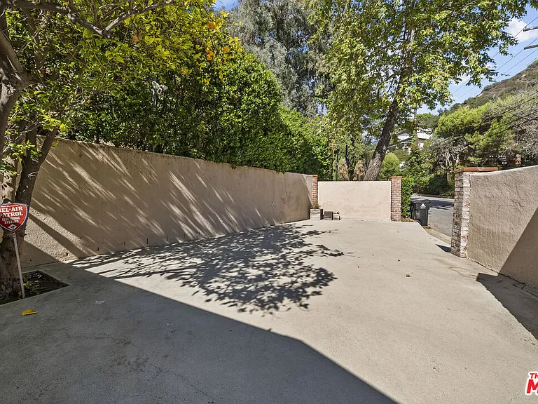 2377 N Beverly Glen Blvd — Photo 25