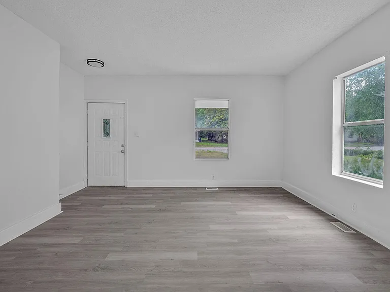 1128 W Broadway St — Photo 11