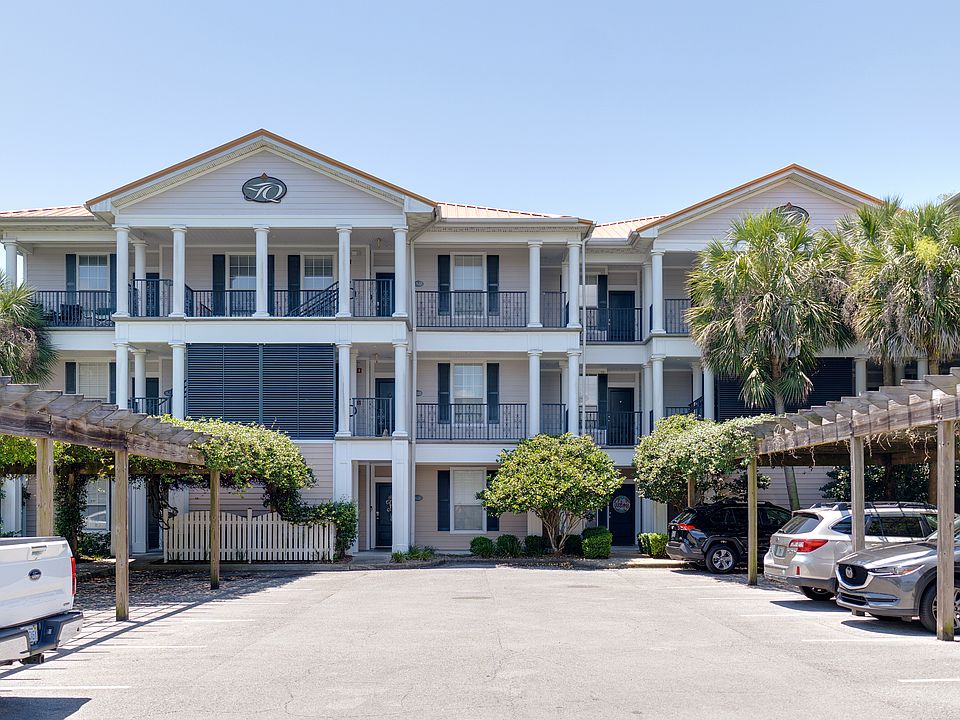 Beautifully maintained French Quarter Condominium