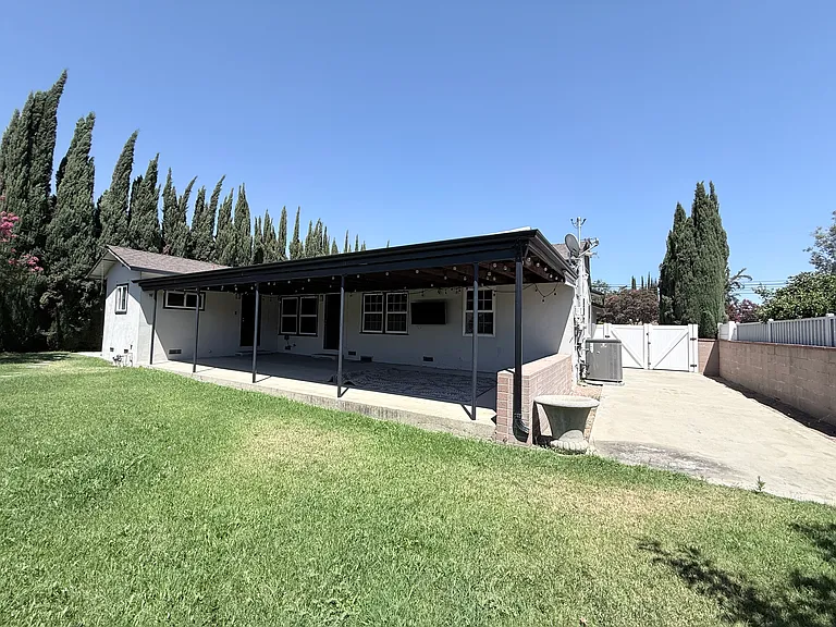 527 N San Antonio Ave — Photo 17