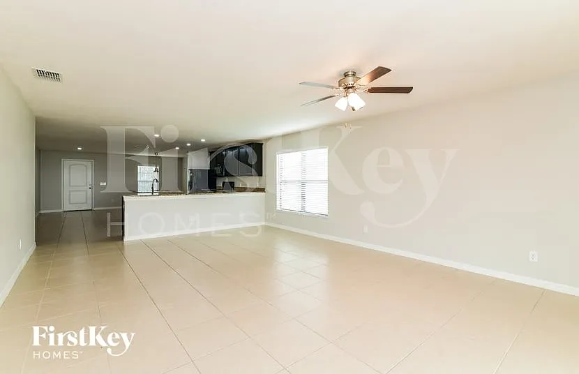 3 bed, 2.0 bath, 1693 sqft, $2,010 — Photo 4