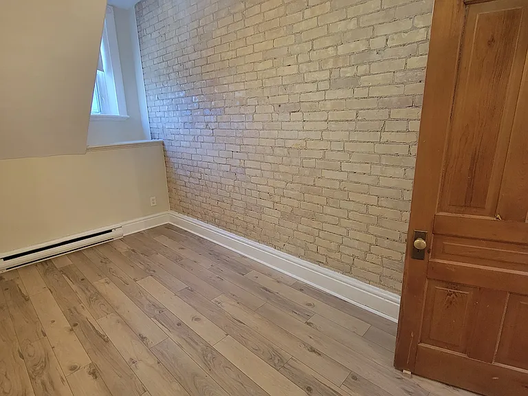 300 Princess Ave — Photo 30