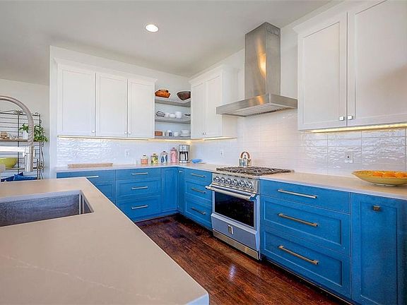 3rd image of 700 W 31st St