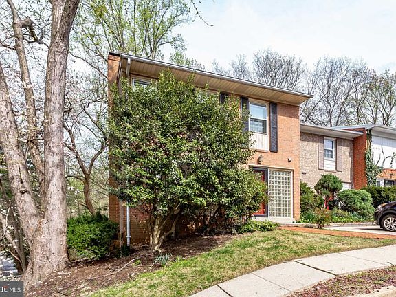 3rd image of 906 S George Mason Dr