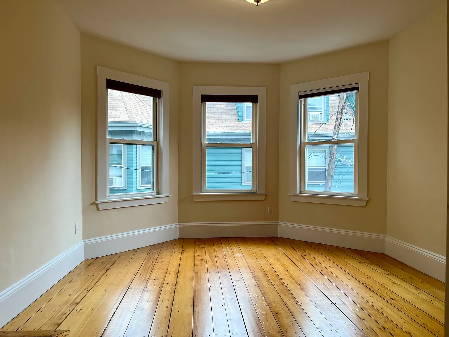 3 bed, 1050 sqft, $4,500 — Photo 2