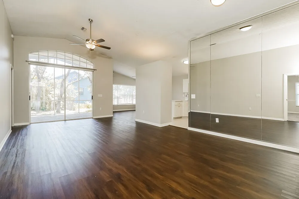3 bed, 2.0 bath, 1599 sqft, $2,045 — Photo 4