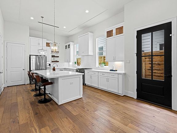 4th image of 533 W 27th St