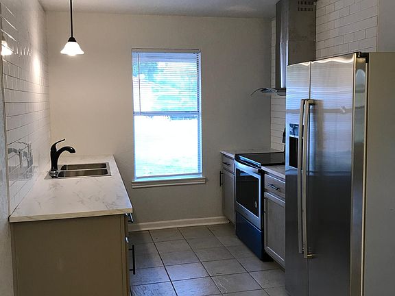3rd image of 206 E Avenue A