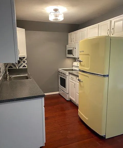 451 Golden Cir #201 — Photo 4