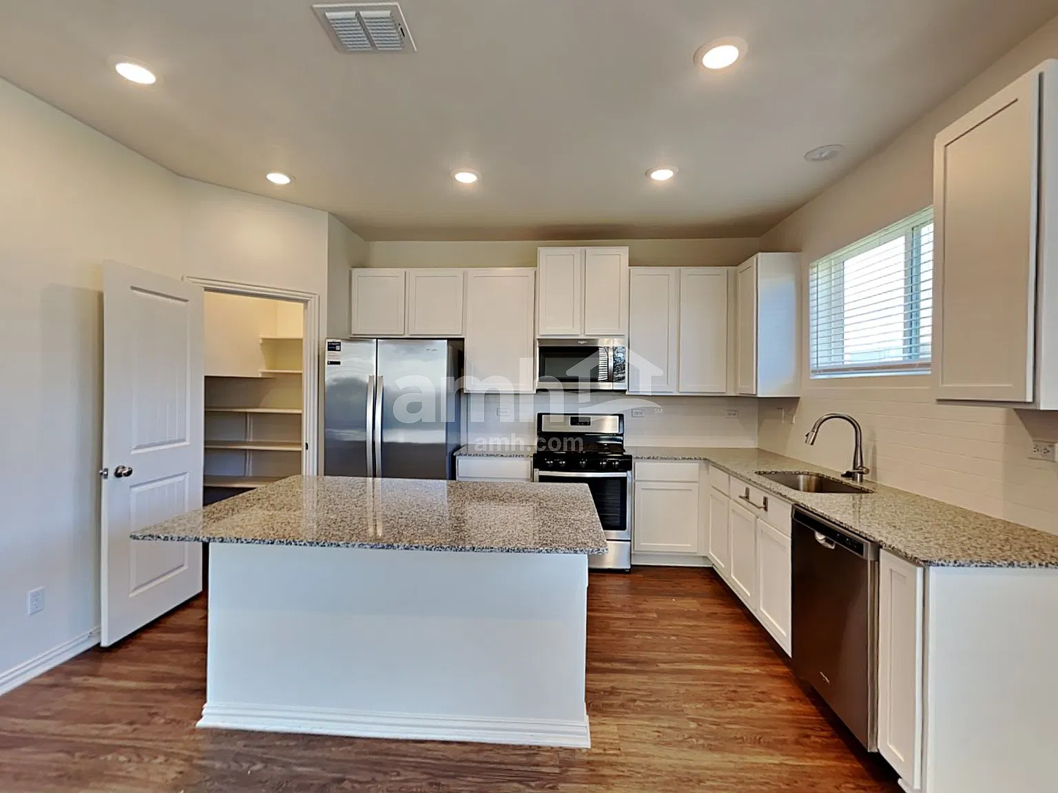 4 bed, 2.5 bath, 1905 sqft, $1,960 — Photo 2