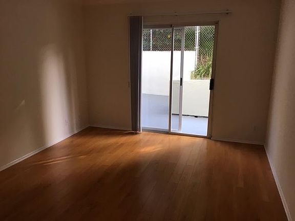 5th image of 2218 N Beachwood Dr APT 106