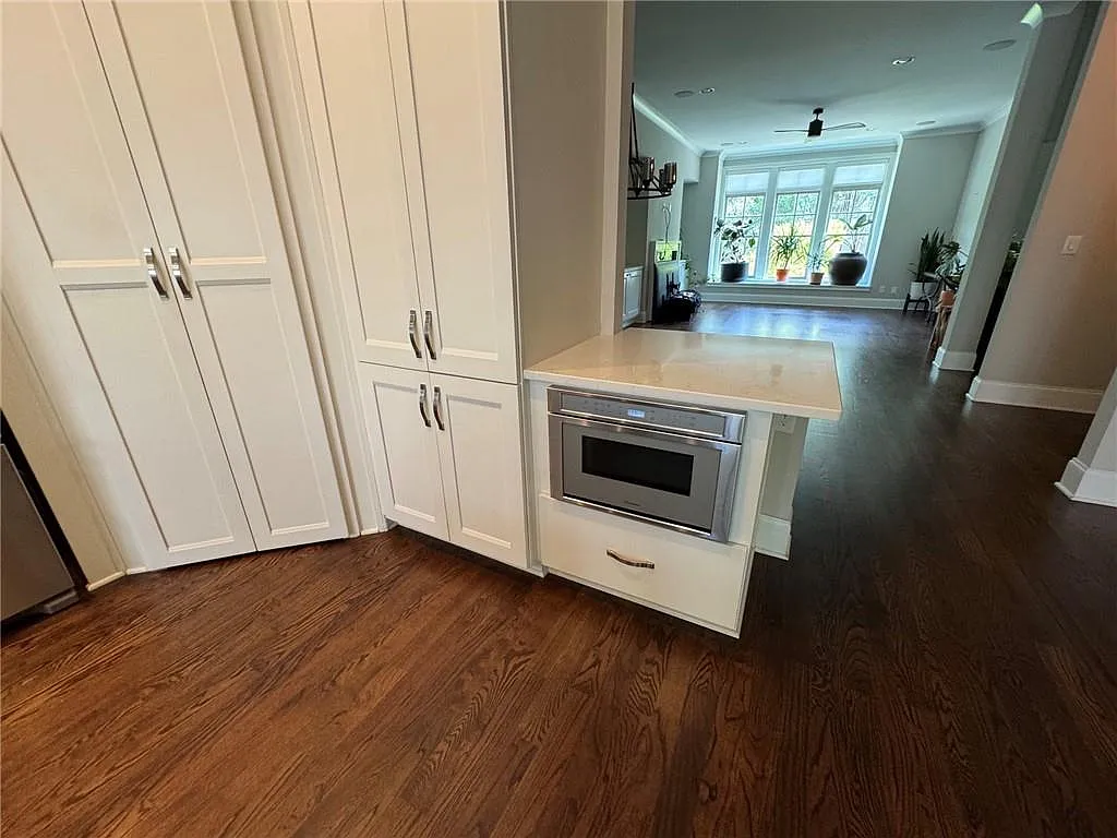 3 bed, 3.5 bath, 3200 sqft, $3,950 — Photo 4