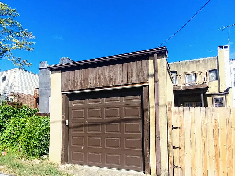 819 Brooks Ln — Photo 16