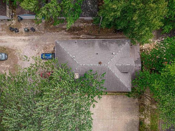4th image of 410 SE 2nd St
