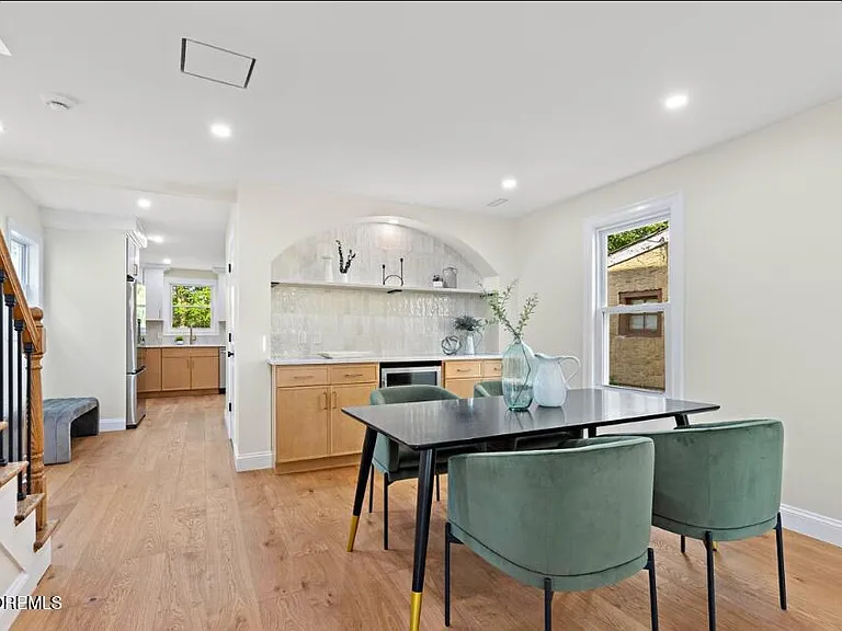 824 Dunlewy St — Photo 14