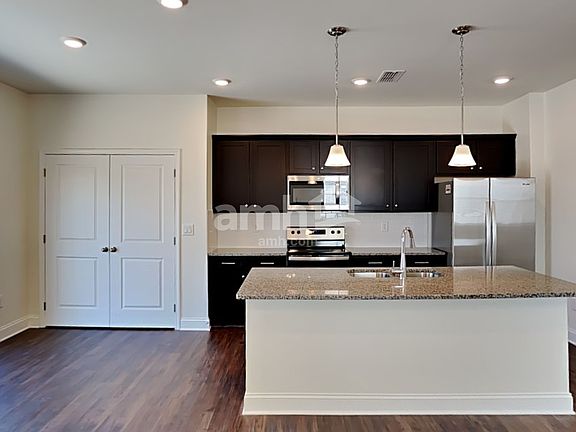 4th image of 593 Summit View Ln