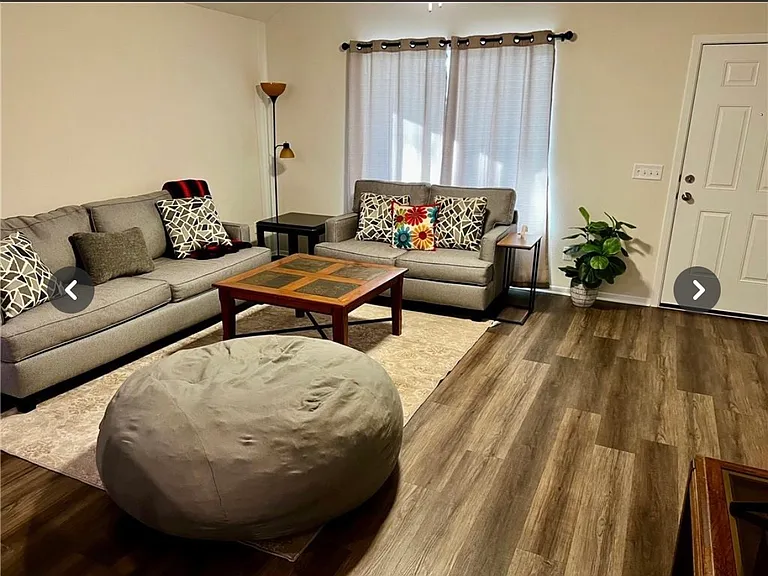 2564 E Illinois Aly — Photo 2