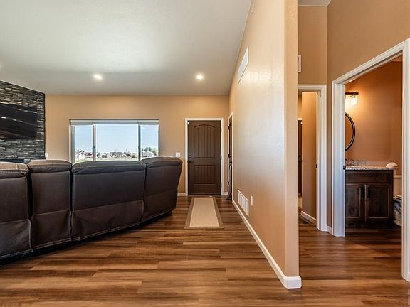 4th image of 929 27th Ln
