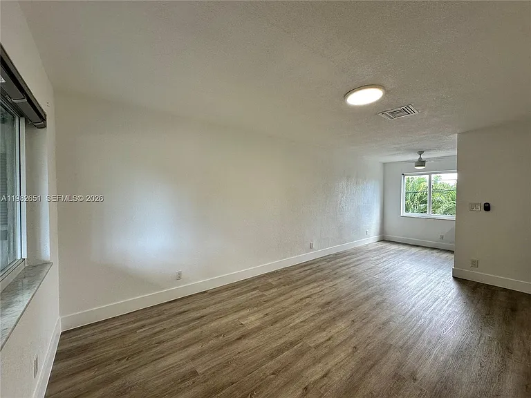 913 NE 17th St #8 — Photo 9