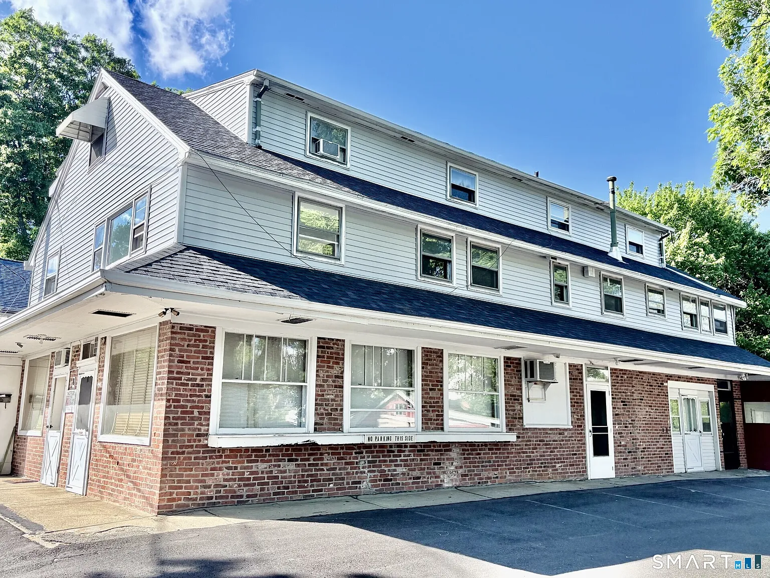 3 bed, 1.0 bath, 1100 sqft, $2,395 — Photo 1