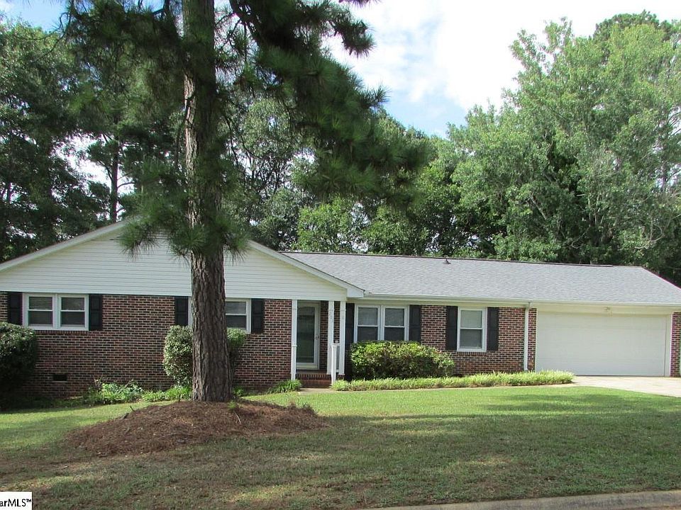 1st image of 203 Pine Tree Dr