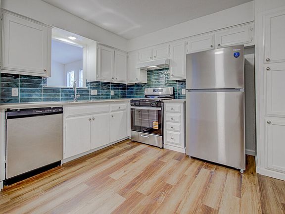 3rd image of 1306 Bonnie Brae St #B