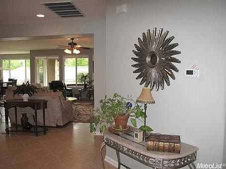 4th image of 423 Daylily Ln