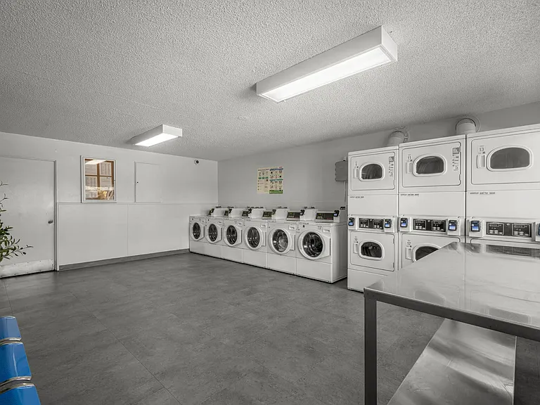 Sunset Square Apartments — Photo 64