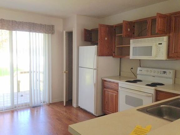 3rd image of 800 E Arthur St APT I1