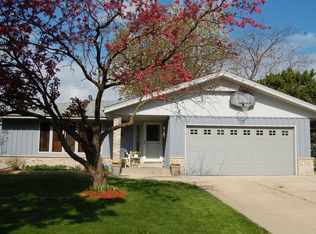 7945 S Wynbrook Ct, Oak Creek, WI 53154
