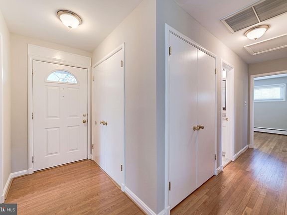 4th image of 10118 Farmington Dr