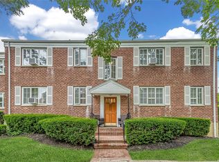 395 W Main St APT 121A, Huntington, NY 11743